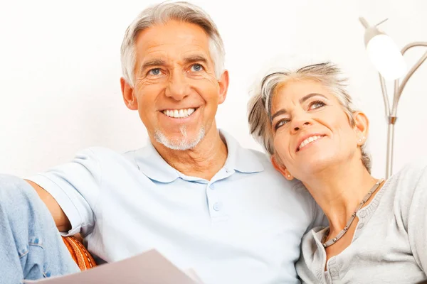Seniorenpaar erledigt Papierkram — Stockfoto