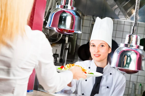 Kellner und Koch im Restaurant — Stockfoto