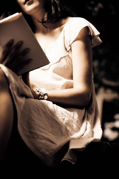 Young Woman Reading A Book — Stock Photo, Image