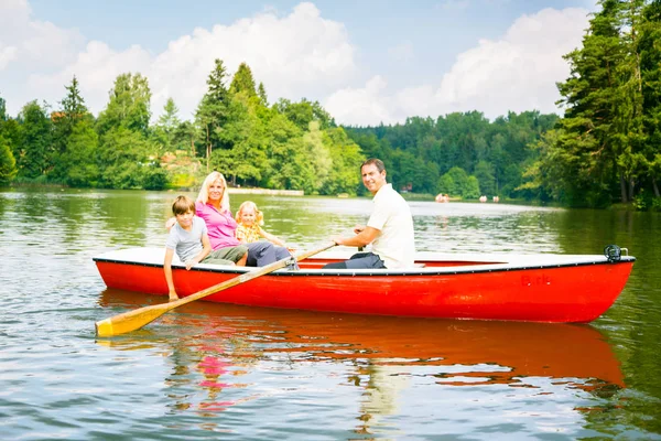 Famiglia godendo di una gita in barca — Foto Stock