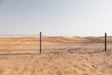 Çölde dikenli teller