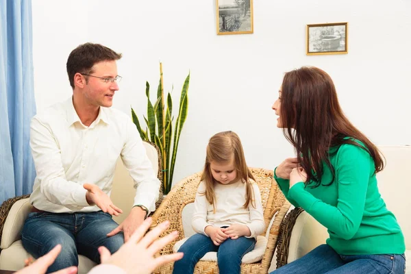 Familia viendo a un psicoterapeuta — Foto de Stock