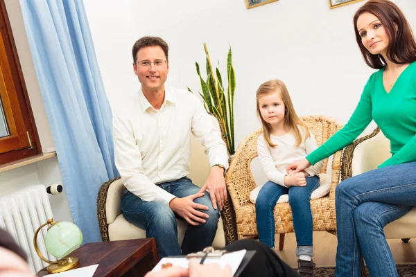 Familia viendo a un psicoterapeuta — Foto de Stock