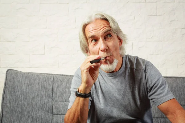 Homem Vaping, desfrutando de um cigarro eletrônico — Fotografia de Stock