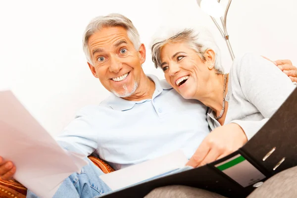 Seniorenpaar erledigt Papierkram — Stockfoto
