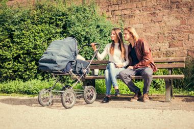 Anne ile bebek arabası park