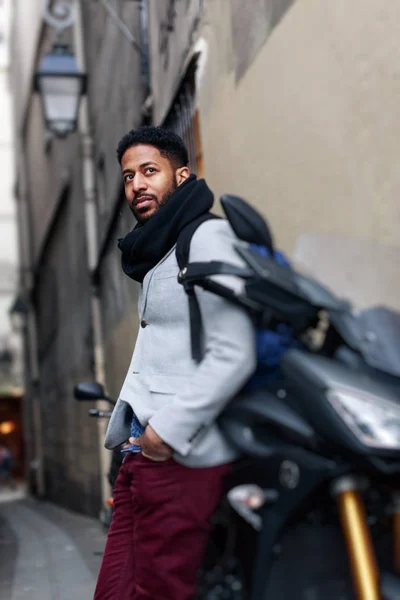 Jovem negro e sua motocicleta em Paris — Fotografia de Stock