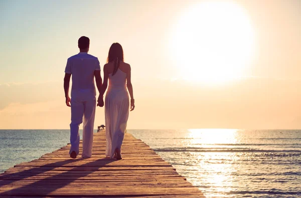 Joven pareja caminando en muelle — Foto de Stock