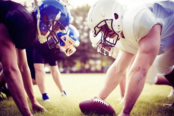 Joueurs de football américains face à face — Photo