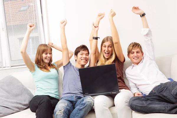 Friends Surfing The Web — Stock Photo, Image