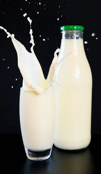 Glas und Flasche Milch — Stockfoto