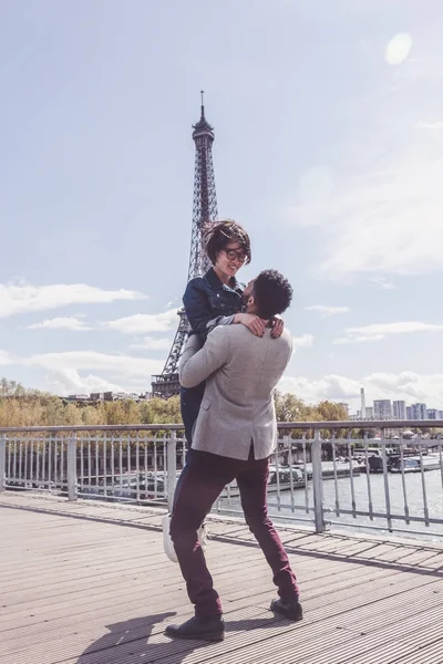 Многонациональная пара, развлекающаяся в Париже возле Эйфелевой башни — стоковое фото