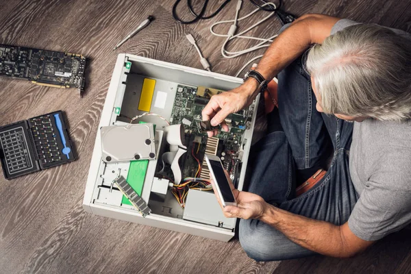 年配の男性がデスクトップ コンピューターの組み立て — ストック写真