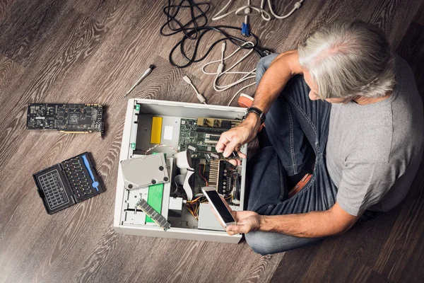 Senior Mann beim Zusammenbau eines Desktop-Computers — Stockfoto