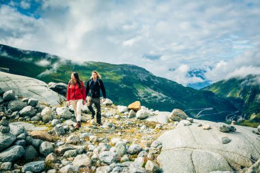 İsviçre Alpleri'nde Hiking genç Çift
