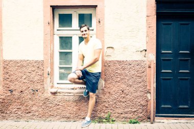 genç adam sokakta poz