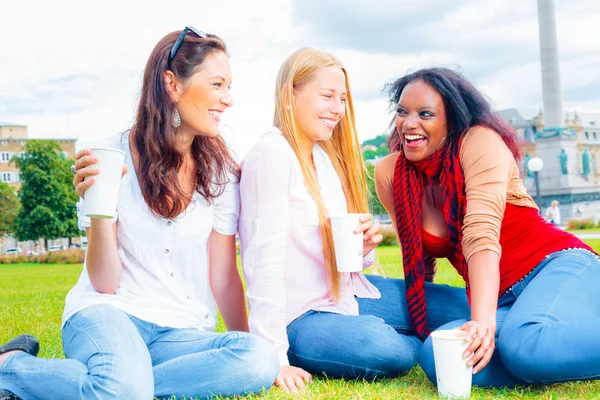 Tre unge kvinner i parken – stockfoto