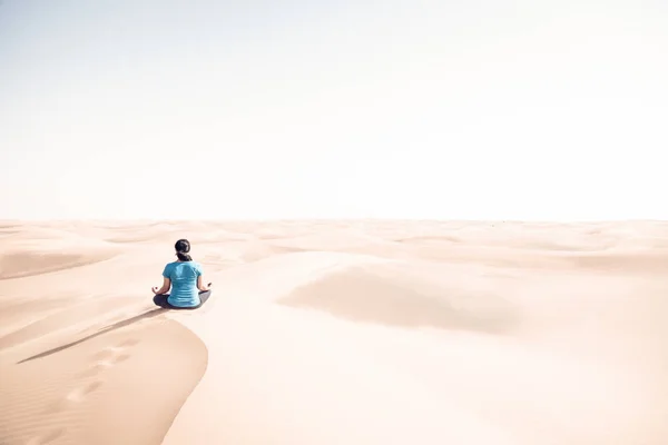 Yoga en el desierto — Foto de Stock