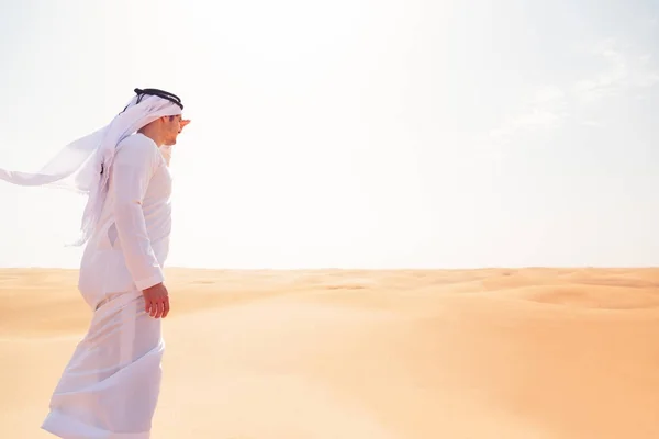 Junger arabischer Mann in der Wüste — Stockfoto