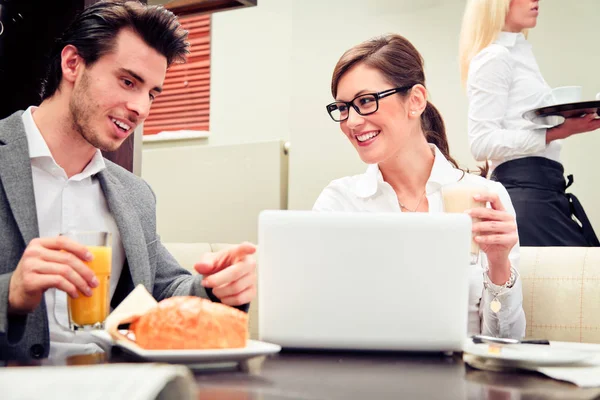 Joven pareja de negocios en un café — Foto de Stock