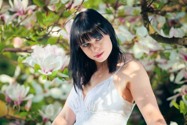 Jeune femme dans l'arbre Magnolia — Photo