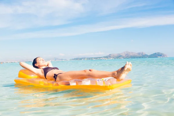 Mujer joven con piscina balsa — Foto de Stock