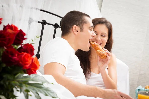 Pareja desayunando en la cama — Foto de Stock