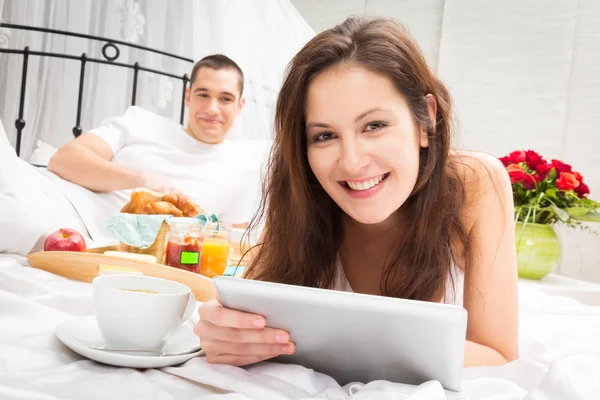 Pareja desayunando en la cama — Foto de Stock