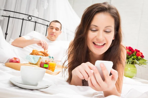 Pareja desayunando en la cama — Foto de Stock