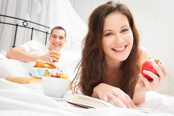 夫妻在床上吃早餐 — 图库照片