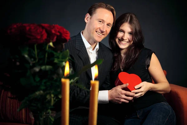 Día de San Valentín Pareja Intercambiando Regalos — Foto de Stock