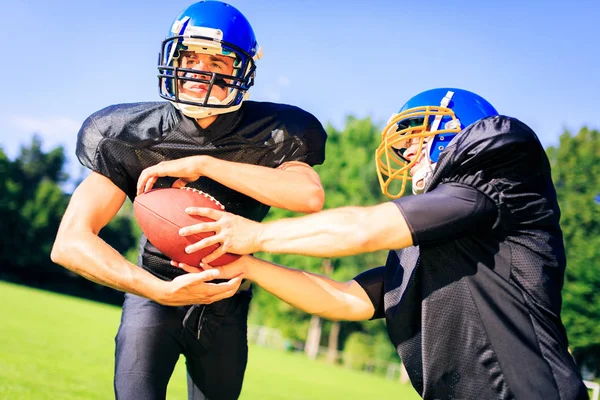 Joueur de football américain passant le ballon — Photo