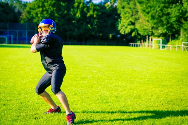 American Football Player Throwing The Ball — Stock Photo, Image