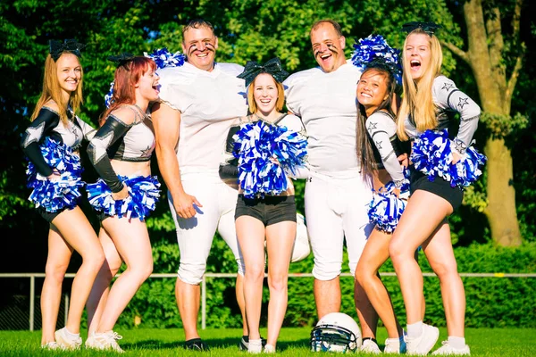 American Football spelers en Cheerleaders — Stockfoto