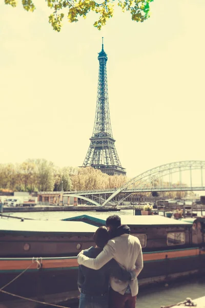 Multi-ethnic Couple Having Fun In Paris Near Eiffel Tower — Stock Photo, Image