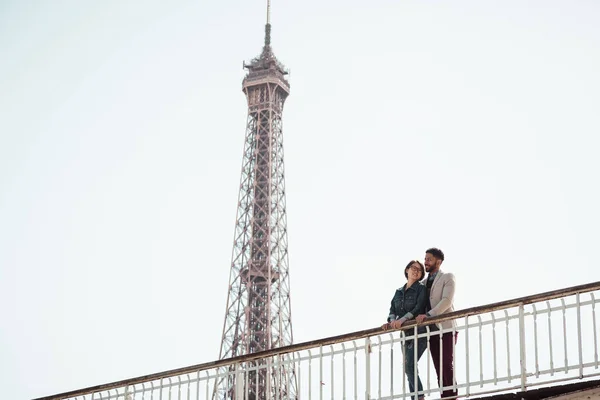Çok etnik gruptan oluşan çift Paris Eiffel Tower yakınındaki eğleniyor — Stok fotoğraf