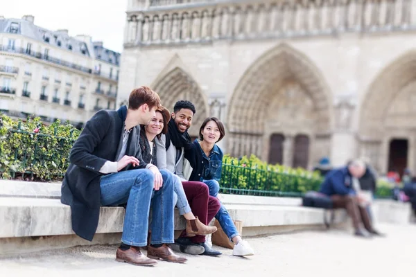 Grupo multiétnico de amigos divirtiéndose en París, Notre Dame —  Fotos de Stock