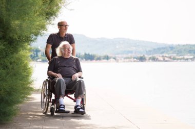 açık havada onun hemşire ile vakit tekerlekli sandalye son sınıfta