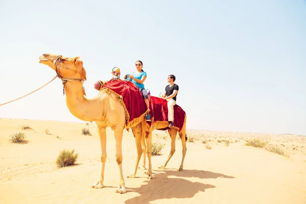 Touristes traversant le désert — Photo