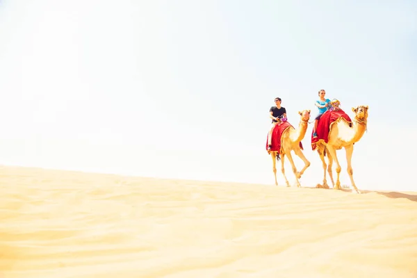 Turistas que cabalgan por el desierto — Foto de Stock