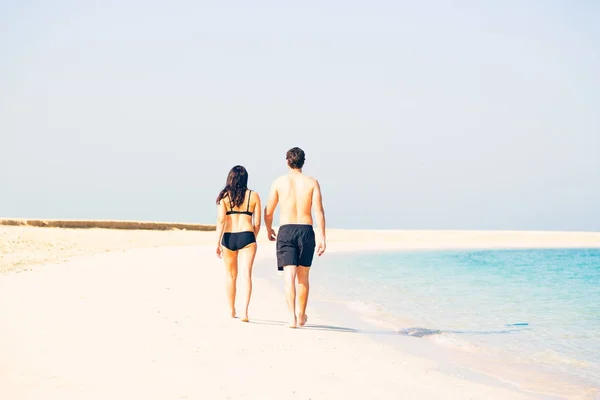 Turyści spacerujący po plaży — Zdjęcie stockowe