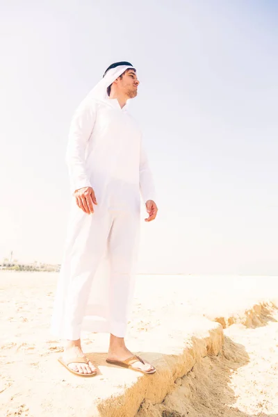 Αραβική νεαρός στην παραλία — Φωτογραφία Αρχείου