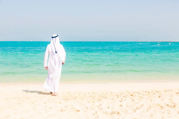Jovem homem árabe na praia — Fotografia de Stock