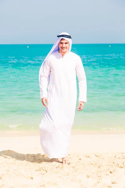 Jovem homem árabe na praia — Fotografia de Stock