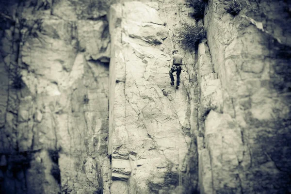 Young Climber Rock Climbing — Stock Photo, Image