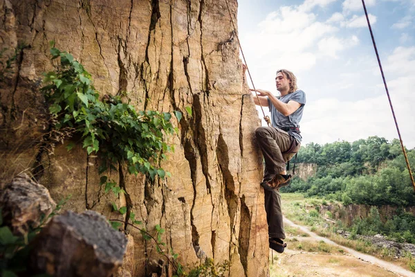Jeune grimpeur escalade — Photo