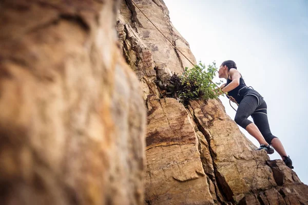 Jovem alpinista escalada — Fotografia de Stock