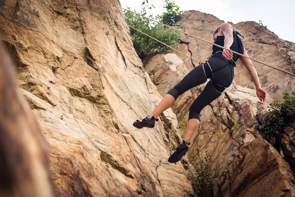 Jovem alpinista escalada — Fotografia de Stock