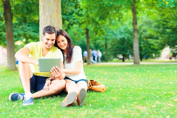 Young People Relaxing In The Park — Stock Photo, Image