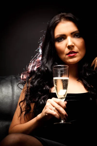 Jeune femme appréciant un verre de champagne — Photo